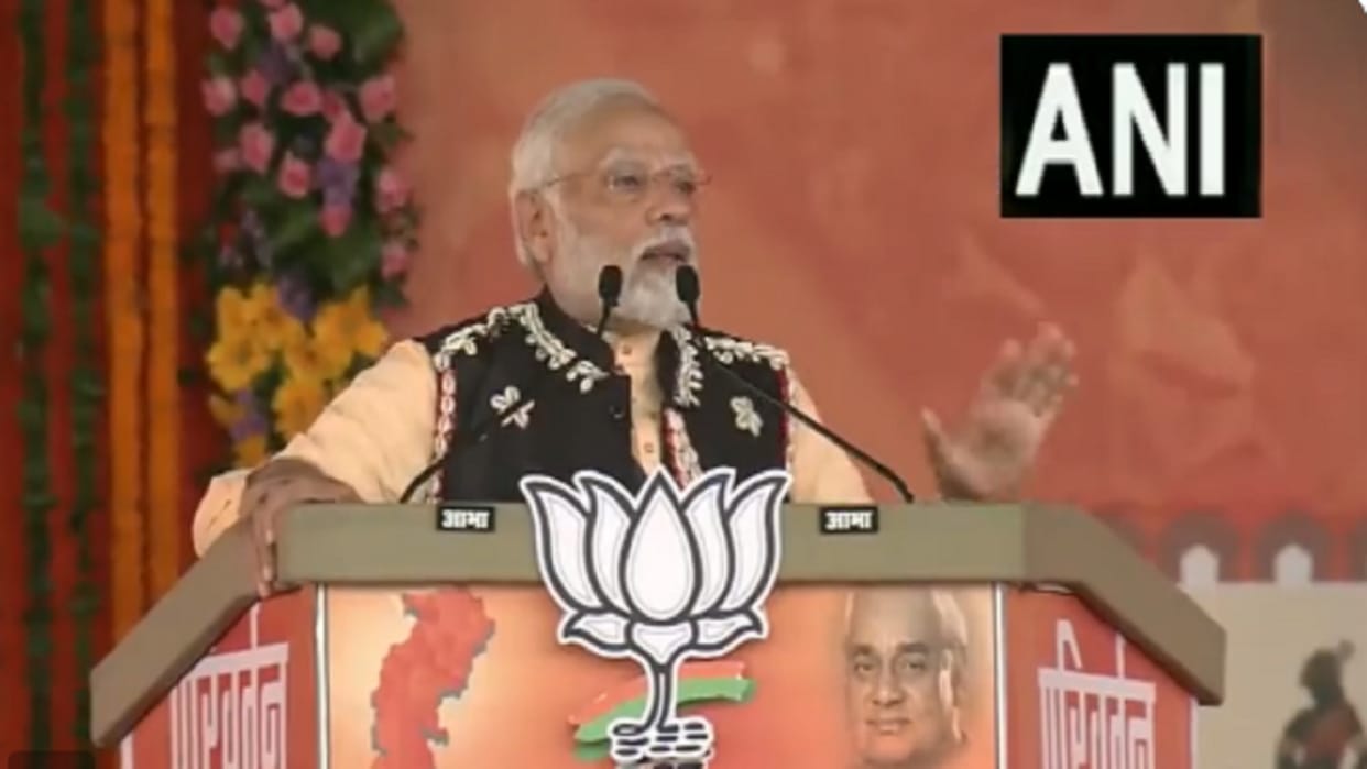 PM roared in Jagdalpur cornered Congress on corruption and poverty