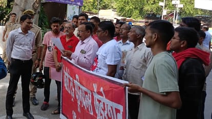 Bareilly Trade Unions Federation members protests