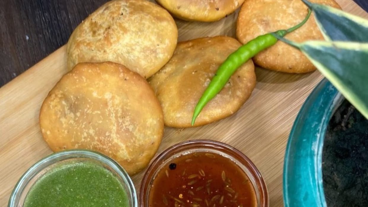 how to make Pyaaz Ki Kachori at home Pyaaz Ki Kachori recipe in hindi