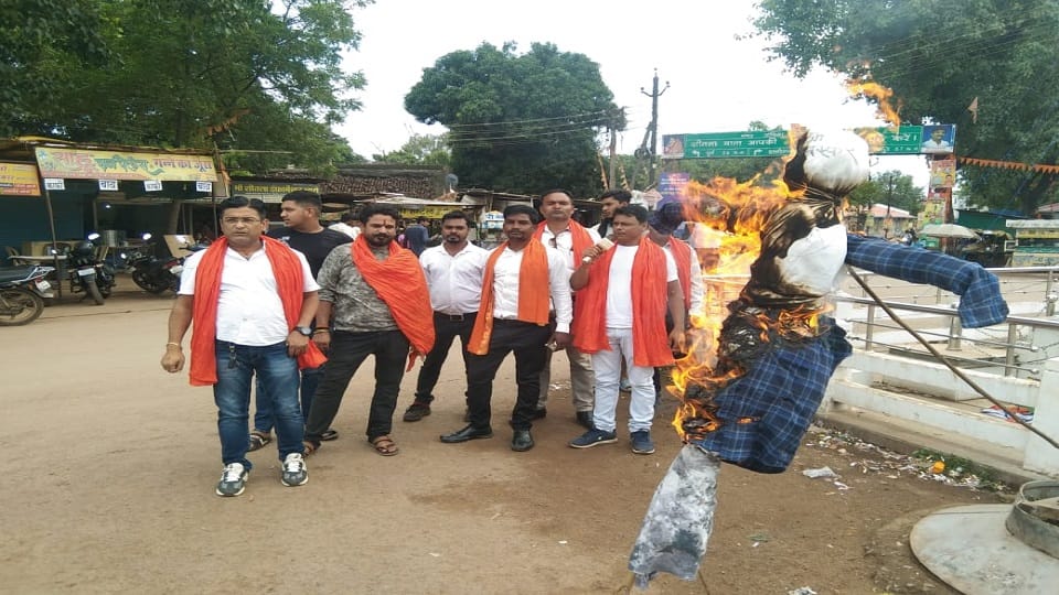 शिवसेना ने किया गो तस्करों का पुतला दहन
