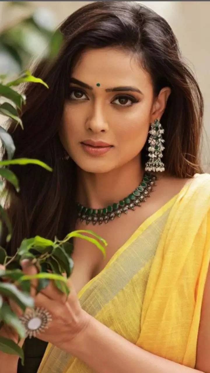 Erica Fernandes as Prerna in Kasautii Zindagi Kay 2 (2018) :  r/BollywoodFashion