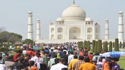 ताजमहल पर उमड़ी पर्यटकों की भीड़।