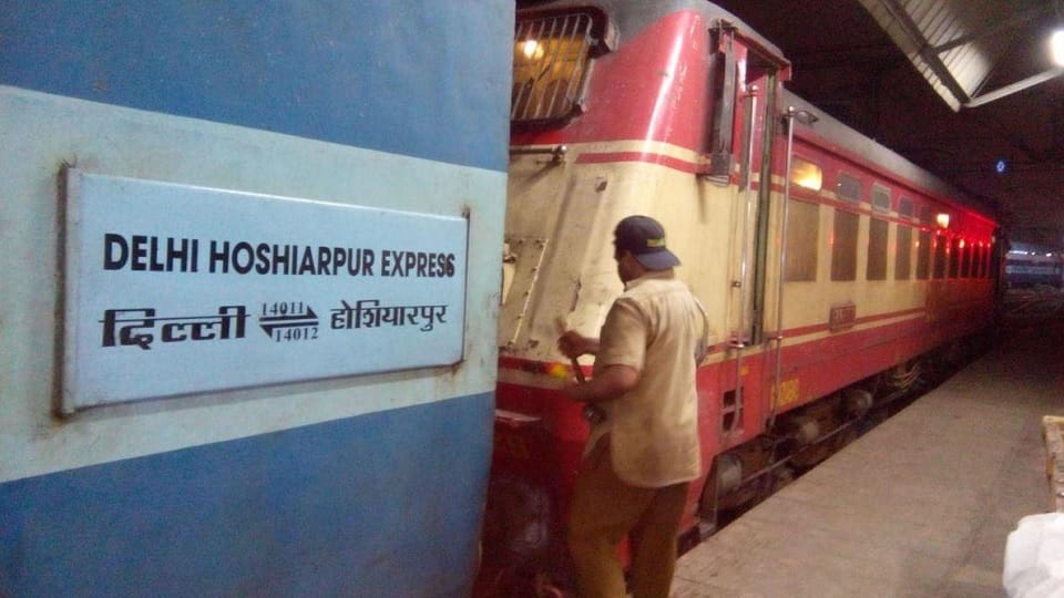 Ambala: Bag of TTE checking in Delhi-Hoshiarpur Express stolen, thieves took away identity card