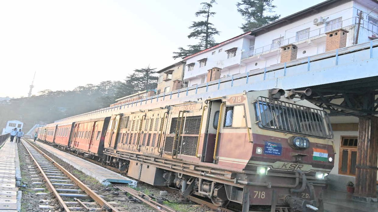700 passengers reached Shimla in toy train while admiring the beautiful valleys, captured beautiful views on c