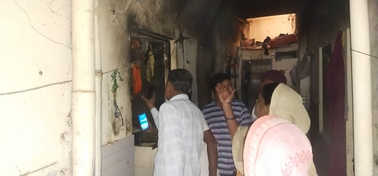 Dehradun Vikasnagar News Cylinder Caught fire during Cooking father and daughters burnt