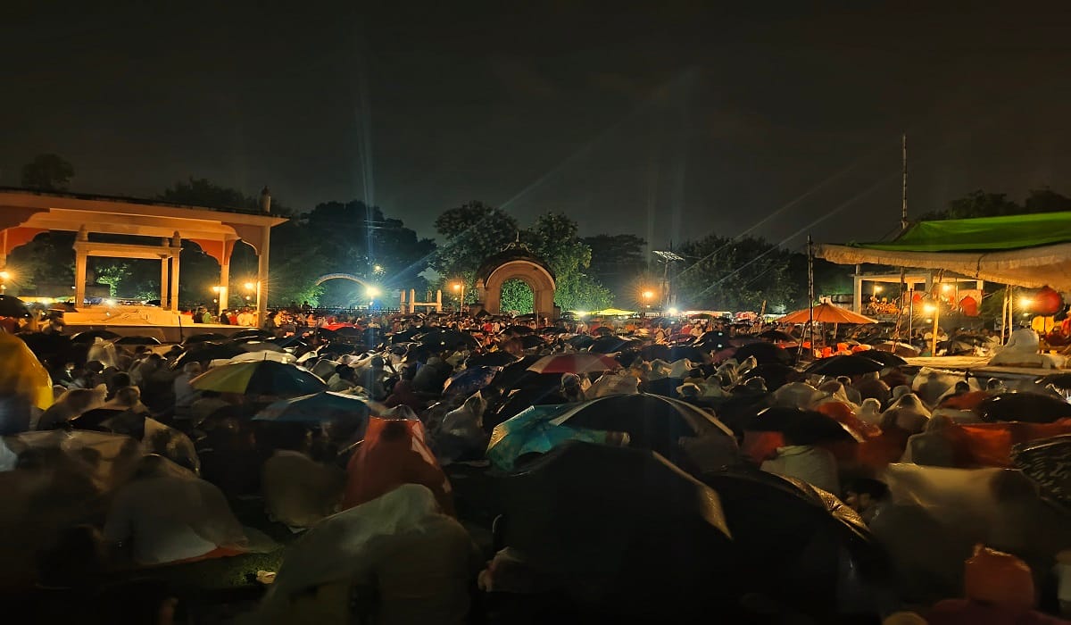 Ramnagar ki Ramleela people started cheers after Shri Ram broke bow Leela lovers stood firm with umbrellas