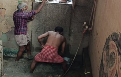 भर गया था सीवर का पानी: महाश्मशानेश्वर महादेव की सफाई जारी, दर्शन पूजन और आरती होगी शुरू Cleaning of Mahashamshaneshwar Mahadev continues after Sewer water was filled