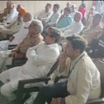 गांव में नीरज का मैच देखते हुए।
