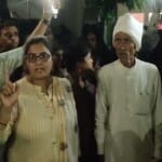 पुलिस चौकी में हंगामा करते लोग।