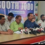 प्रेसवार्ता करते करन माहरा