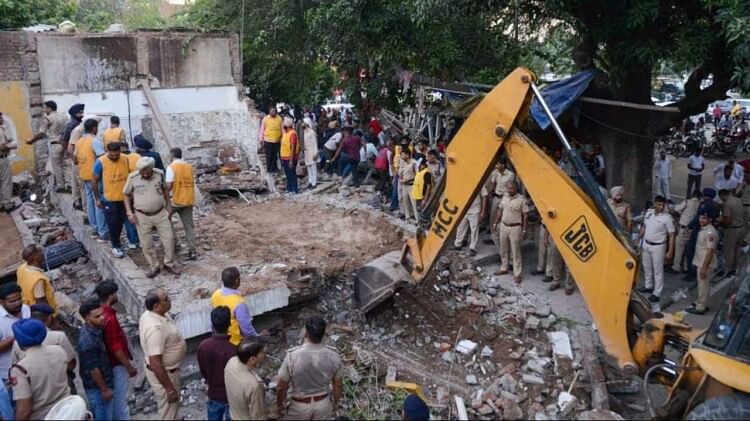 A Booth collapsed in Chandigarh