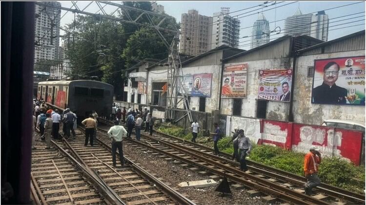 Maharashtra News And Updates Empty Local Train Derailed In Mumbai Central  Station - Amar Ujala Hindi News Live - Maharashtra Updates:मुंबई सेंट्रल  स्टेशन पर खाली लोकल ट्रेन का डिब्बा पटरी से उतरा,