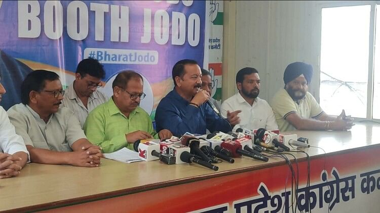 प्रेसवार्ता करते करन माहरा