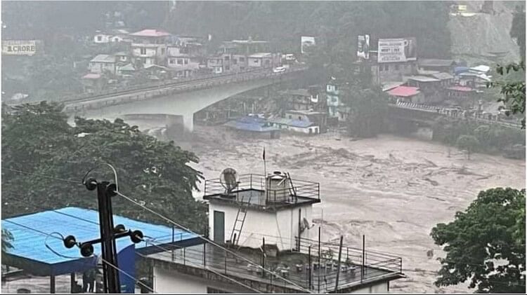 Sikkim Flash Flood: सिक्किम में अचानक आई बाढ़ से भारी तबाही, तीन की मौत; ऊफान पर तीस्ता नदी, अलर्ट जारी