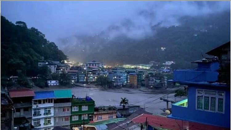 Sikkim Floods: सिक्किम में अचानक आई बाढ़ में सेना के 23 जवान लापता, तलाशी अभियान शुरू किया गया