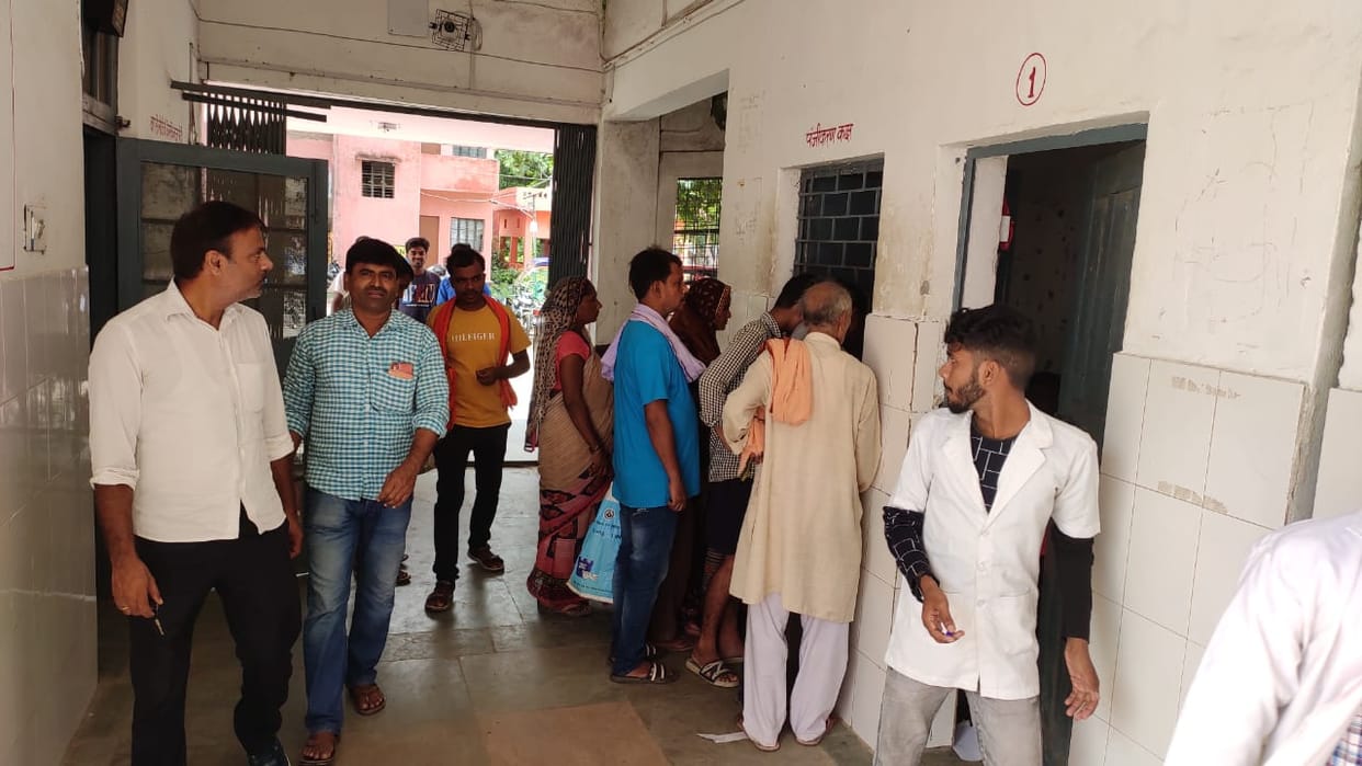 A student going to study in Chhapra died after falling from the Utsar Express train