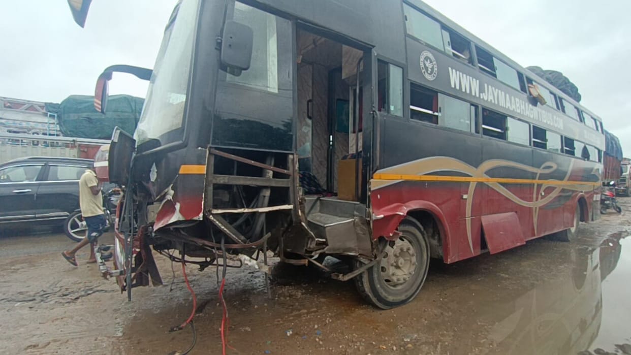 Two died and 9 injured in an accident in Lucknow Ayodhya highway in Ayodhya.