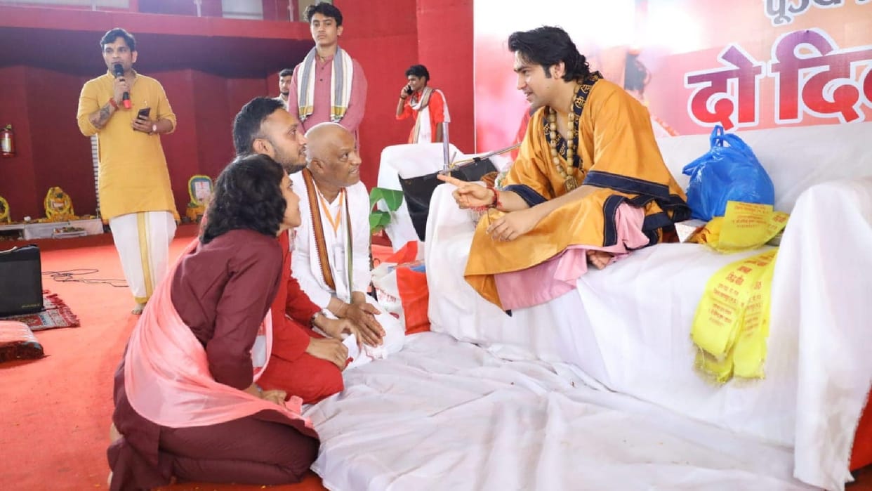 Pt. Dhirendra Shastri is offering tarpan to the devotees in Gaya hotel; Bageshwar Dham, Pitripaksha Mela Bihar