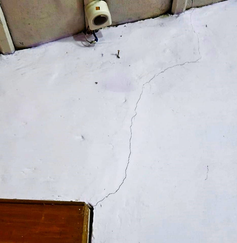 Dehradun News: Crack on the wall due to earthquake in Mussoorie.. 69 fallen buildings need repair