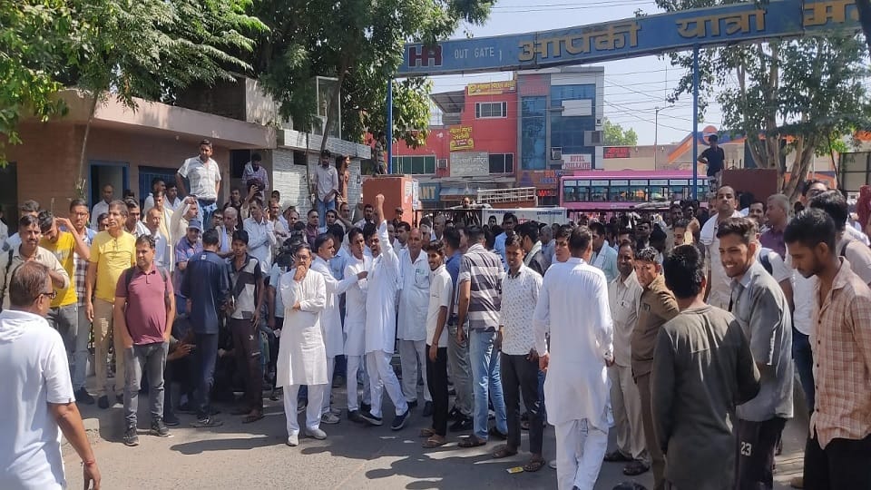 Two hour symbolic protest in Hisar, Roadways employees locked main gate, thousands of passengers troubled