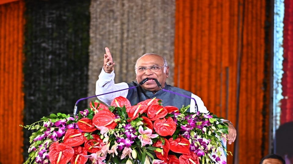 Congress President Kharge called PM Modi Doordarshan in Chhattisgarh