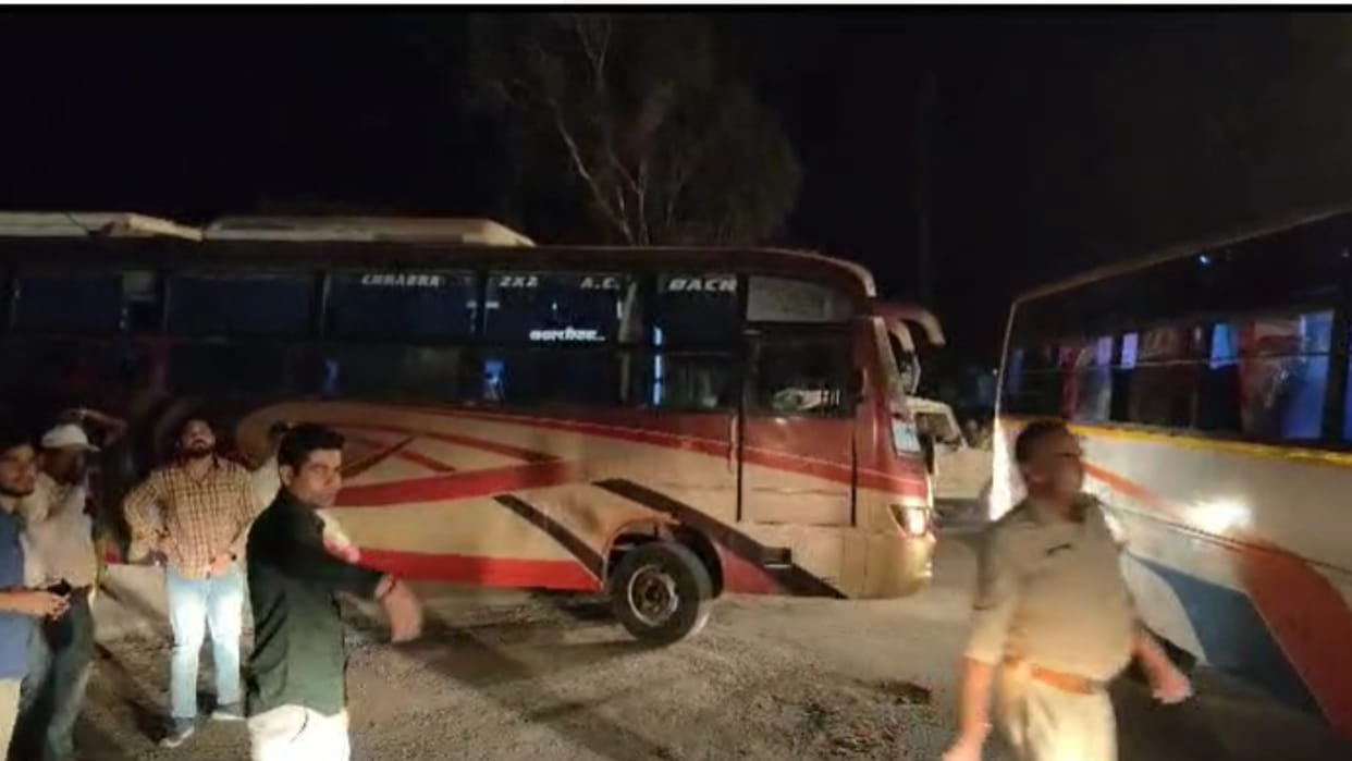 Khargone: Congressmen create ruckus over 300  buses going to BJP's program, jam on the highway