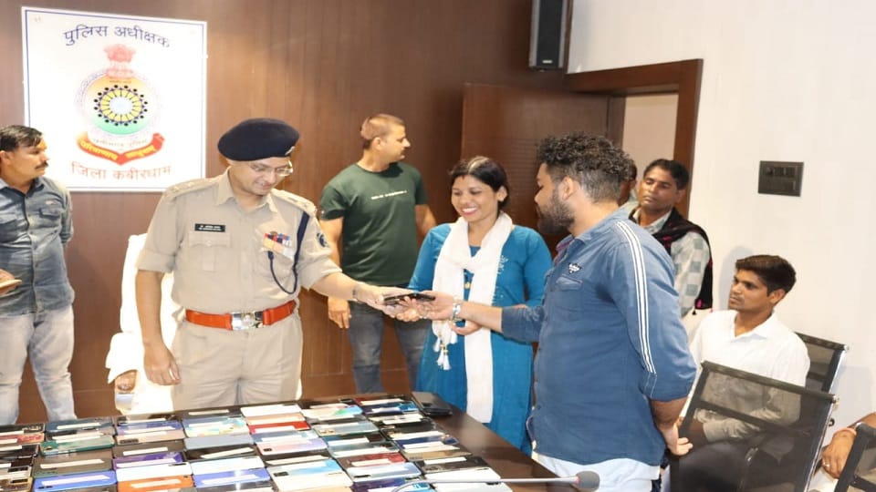 खोया फोन पाकर खिले चेहरे