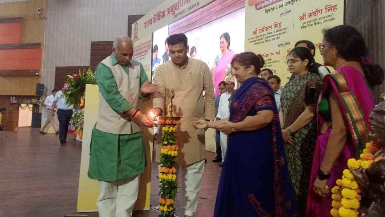 UP minister inaugrate the books in workshop in Lucknow.