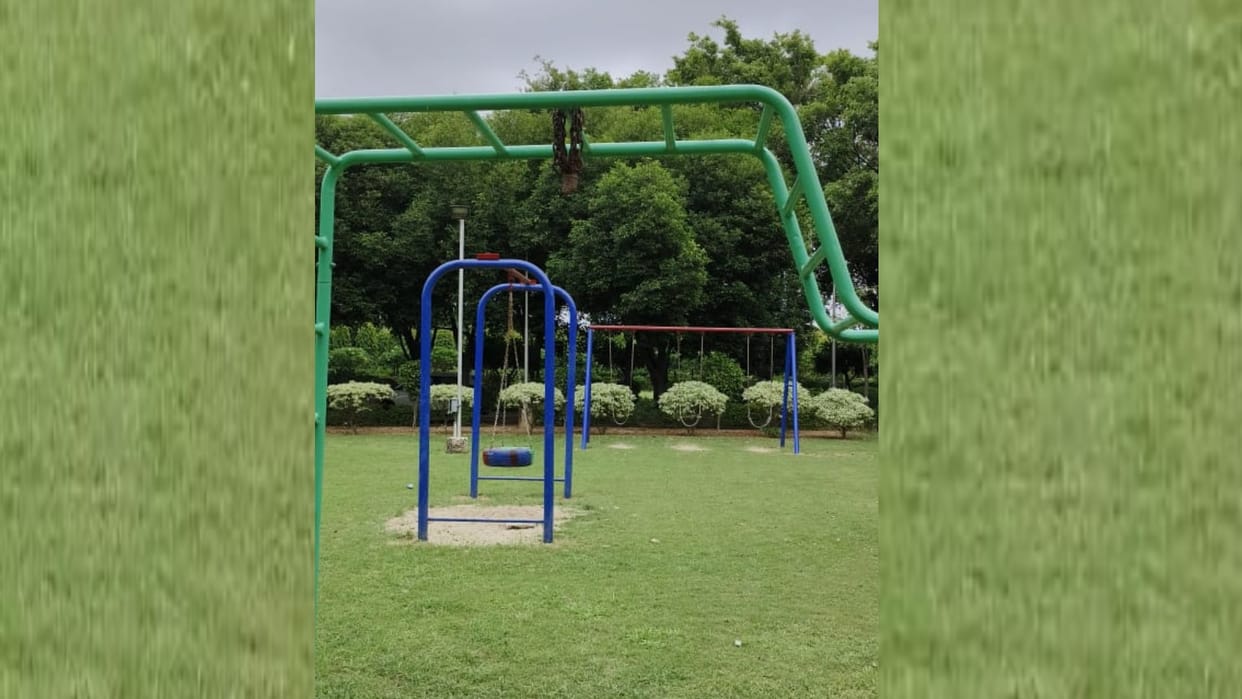 A 14 years old student commits suicide in Lucknow.