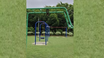 लखनऊ: पार्क के झूले से लटका मिला 14 वर्षीय किशोर का शव, आत्महत्या की जताई जा रही आशंका A 14 years old student commits suicide in Lucknow.