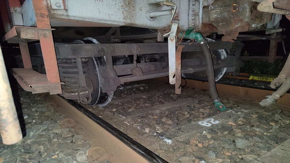 मालगाड़ी के डिब्बे के दो चक्के पटरी से उतरे