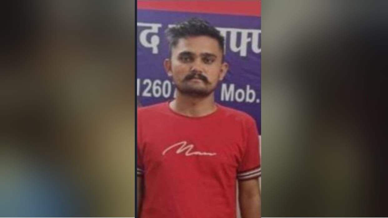 Muzaffarnagar Police has arrested fake inspector of RPF, uniform, name plate and ID card recovered
