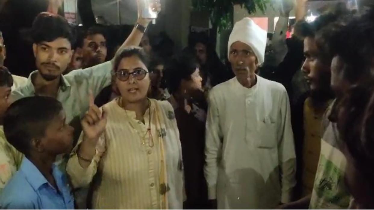 Villagers create ruckus in police post demanding arrest in Saharanpur, woman mobile broken
