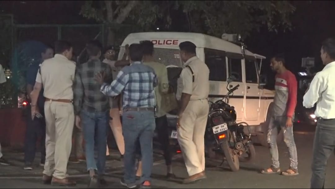 MP News: CM's security lapse, three teenagers tried to enter CM's house late at night, caught by police