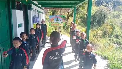 Kullu News:छात्र प्रतिज्ञा भी अब पहाड़ी बोली में कर रहे शेगली के नौनिहाल – Kullu News: Government Primary School Shegali Students Chatra Pratigya In Kullvi Dialect