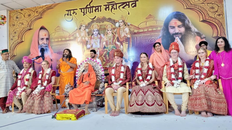 Uttarakhand Unique wedding News Three Russian couple got married as per Hindu customs in Haridwar