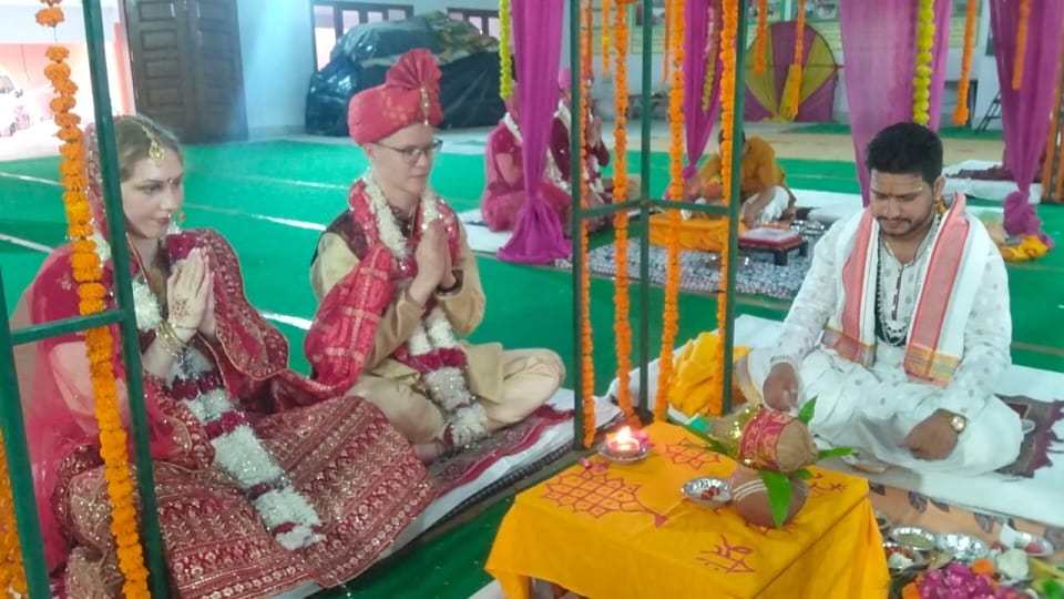Uttarakhand Unique wedding News Three Russian couple got married as per Hindu customs in Haridwar