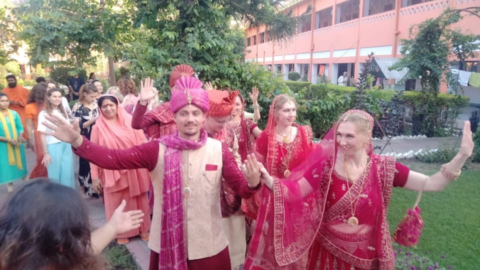 Uttarakhand Unique wedding News Three Russian couple got married as per Hindu customs in Haridwar