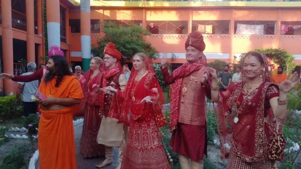 Uttarakhand Unique wedding News Three Russian couple got married as per Hindu customs in Haridwar
