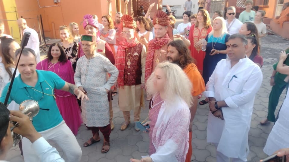 Uttarakhand Unique wedding News Three Russian couple got married as per Hindu customs in Haridwar