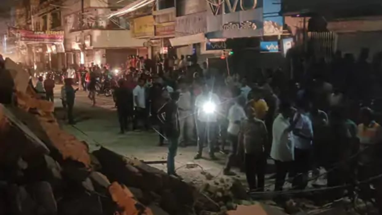 Three storey building collapsed in Satna late night news update in hindi
