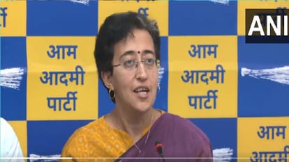 Delhi: सांसदों का टिकट काटने पर BJP पर बिफरी AAP, उम्मीदवार बदलने को बताया नौटंकी, बांसुरी स्वराज पर भी हमला AAP angry at BJP for cutting tickets of MP calls change of candidate a gimmick also attacks Bansuri Swaraj in
