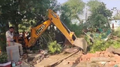 एडीए की बड़ी कार्रवाई: अवैध निर्माण पर चला बुलडोजर, बालाजी धाम सहित दो कॉलोनियां ध्वस्त Big action of ADA Bulldozer runs on illegal construction two colonies including Balaji Dham demolished