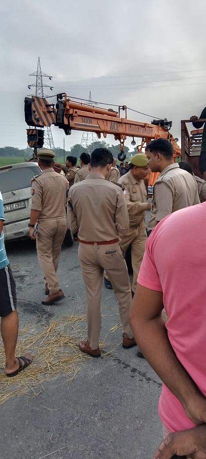 वाराणसी में दर्दनाक हादसा: कार और ट्रक की भिड़ंत में आठ लोगों की मौत, सिर्फ चार साल का बच्चा बचा, हालत गंभीर accident in Varanasi Eight people died in collision between car and truck, all were residents of Pilibhit