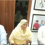 नीरज के स्वर्ण पदक जीतने के बाद बैठे चाचा भीम चोपड़ा, मां सरोज देवी और पिता सतीश कुमार।