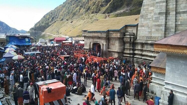 Rudraprayag: Darshan of the sanctum sanctorum stopped due to crowd in Kedarnath Dham.