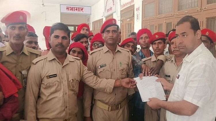 Aligarh News: साहब हमें बचाओ, पुलिस कर्मी कराते हैं हमसे झाडू-पोंछा