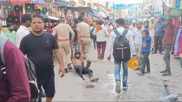 वृंदावन: बांकेबिहारी मंदिर मार्ग पर शराबी युवक ने काटा हंगामा, अभद्रता करने पर लोगों ने धुना; पुलिस को सौंपा