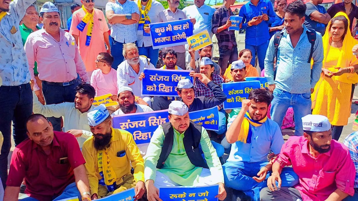 MP Election: AAP workers protest in Bhopal on the arrest of MP Sanjay Singh, said- BJP is losing the elections