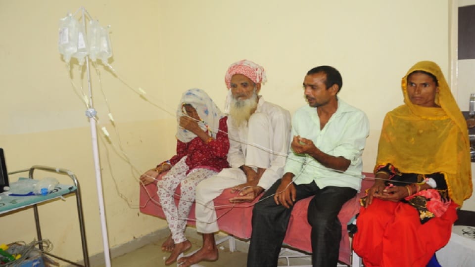 Amroha: Sudden increase fever patients, no beds are in hospital, patients are being given drip while sitting